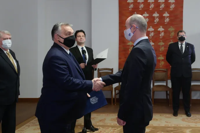 Orbán Viktor 2020. december 21-én adta át Szabó Bálint kinevezési okiratát a Karmelitában – Fotó: Koszticsák Szilárd / MTVA