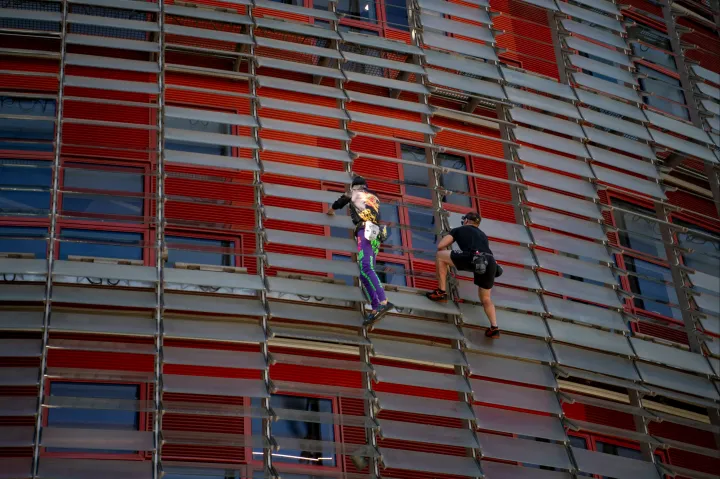 A francia Pókember ezúttal a fiával mászott meg egy felhőkarcolót