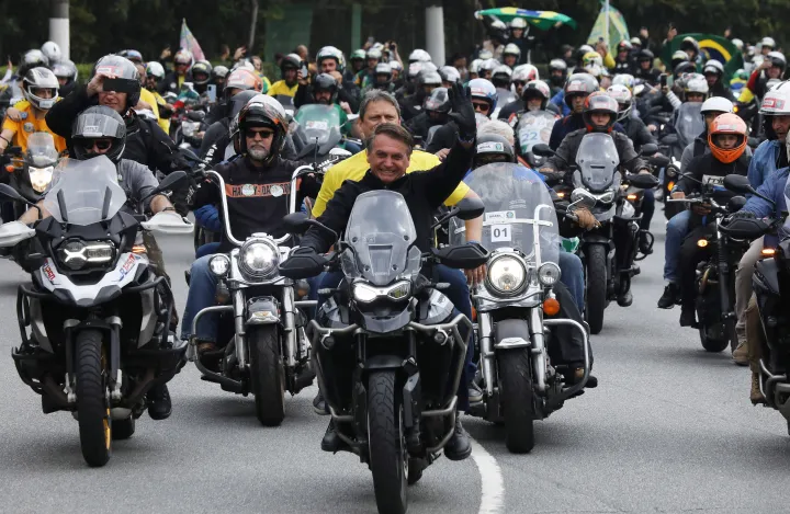 Jair Bolsonaro a São Paulóban tartott kampányzáró motorosfelvonulás élén – Fotó: Rodrigo Paiva / Getty Images