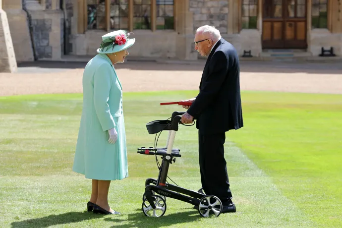 II. Erzsébet és Captain Tom Moore a Windsor kastélyban 2020. július 17-én – Fotó: Chris Jackson, AFP