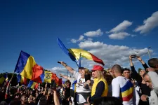 A kormány ellen tüntetett a szélsőjobb – Simion és Șoșoacă összebalhéztak