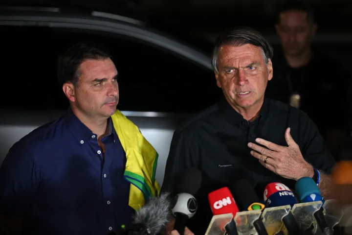 Jair Bolsonaro brazil elnök és fia, Flavio Bolsonaro sajtótájékoztatója 2022. október 2-án – Fotó: Evaristo Sa / AFP