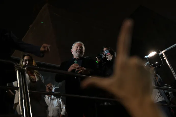 Luiz Inacio Lula da Silva, a baloldali Munkáspárt jelöltje köszönti támogatóit az elnökválasztás első fordulóját követő eredményvárón – Fotó: Ernesto Benavides / AFP