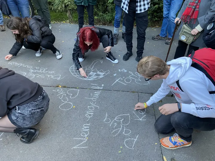 A hétfői demonstráción a diákok üzeneteket írtak fel a járdára – Fotó: Nagy Bálint / Telex