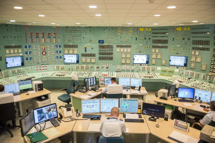 Szakemberek a paksi atomerőmű négyes reaktorának vezérlőtermében – Fotó: Sóki Tamás / MTI