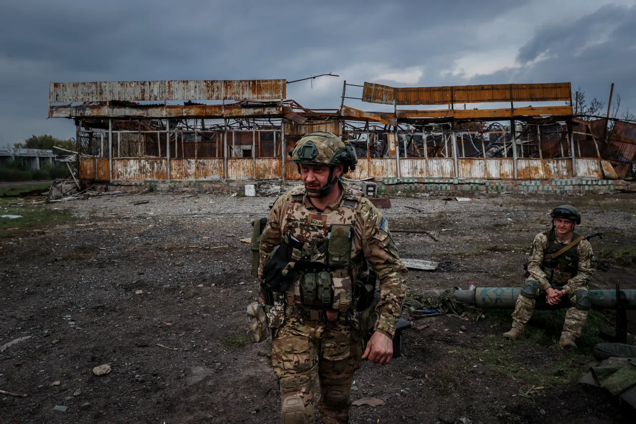 Kurilivka központja, elhagyott orosz tankokkal és kiégett épületekkel – Fotó: Huszti István / Telex