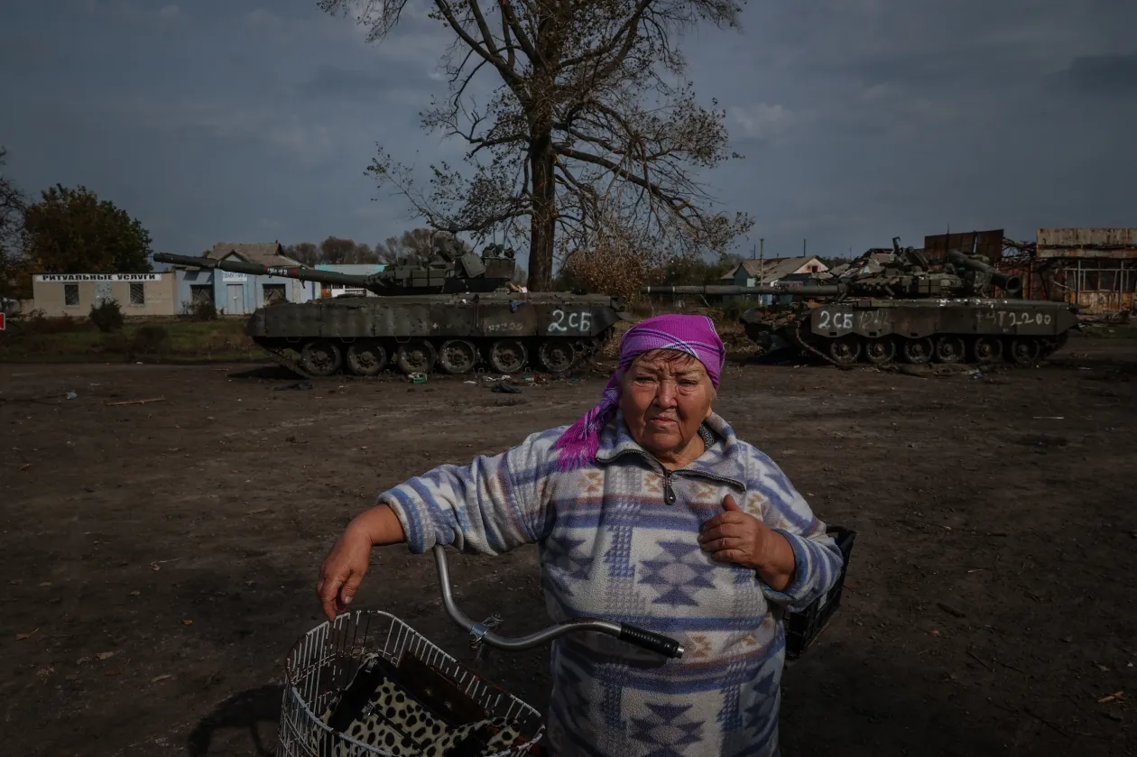 Kurilivka központja, elhagyott orosz tankokkal és kiégett épületekkel – Fotó: Huszti István / Telex