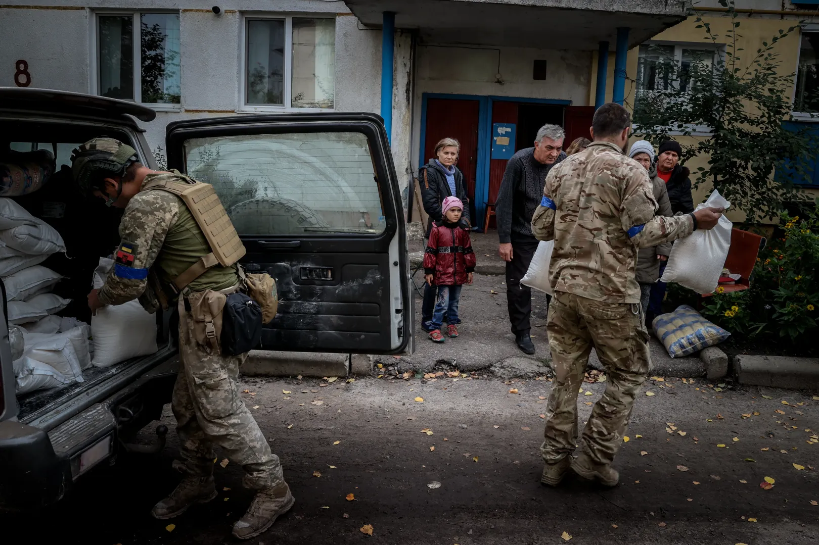 Lisztet, cukrot, tésztát osztanak az ukrán katonák Novooszinove lakótelepén – Fotó: Huszti István / Telex