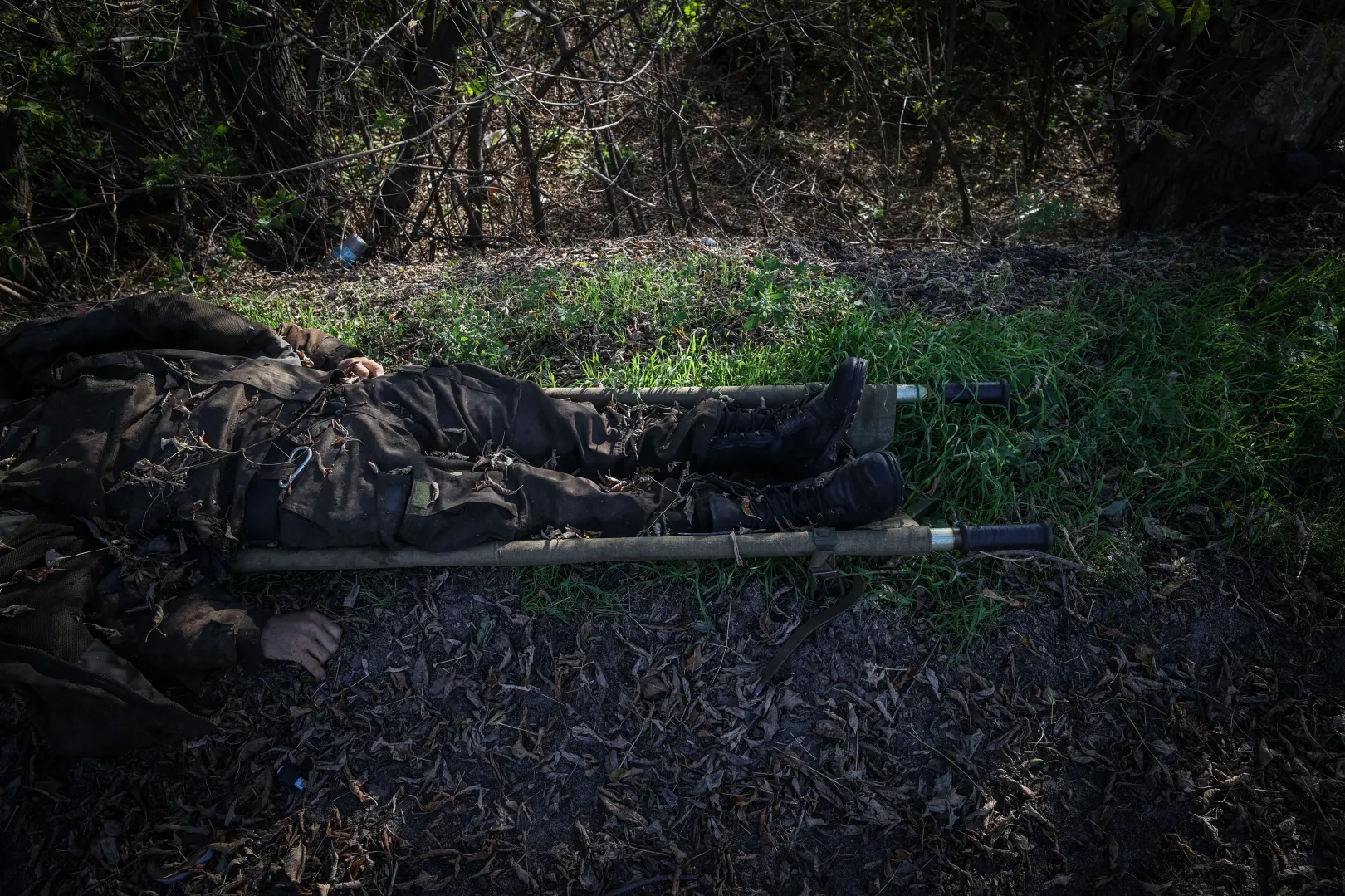 Hordágyon hagyott orosz katona holtteste Kurilivkában – Fotó: Huszti István / Telex