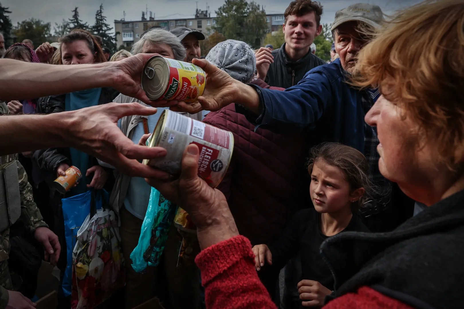 Ételosztás Kupjanszk-Vuzlovijban, az Oszkil folyón túl, ahová ritkábban jutnak el a segélycsomagok, mint a folyó nyugati oldalára – Fotó: Huszti István / Telex