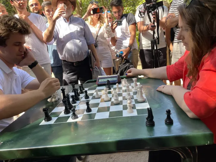 Polgár Judit és Magnus Carlsen a Retiro parkban, 2022 júliusában – Fotó: Polgár Judit Hivatalos Oldala / Facebook