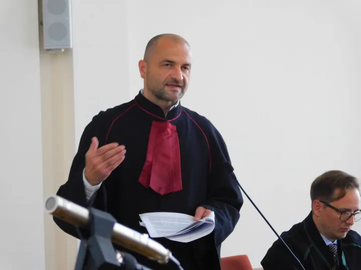 Dr. Takács Róbert megyei főügyészhelyettes vádbeszéd közben – Laczó Balázs/ Telex
