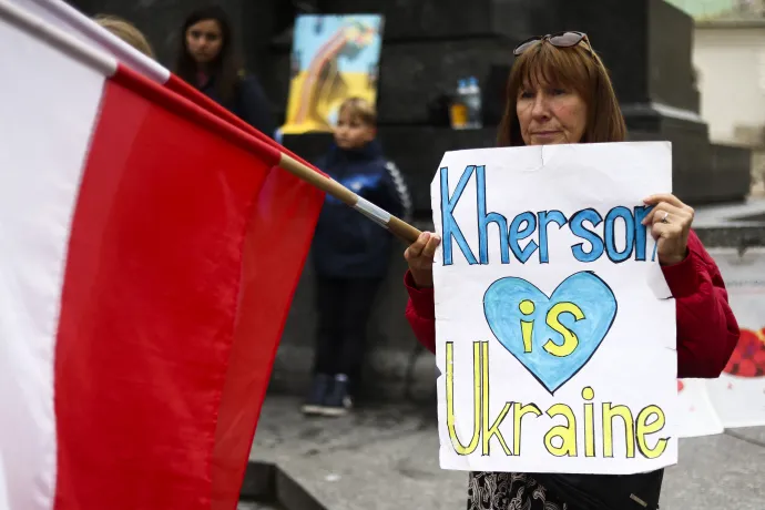 Egy „Herszon Ukrajnáé! feliratú transzparens az orosz annexió elleni szombati krakkói tiltakozáson Fotó: Beata Zawrzel / NurPhoto via AFP