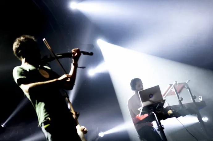 Hibátlan volt a Worakls Orchestra budapesti koncertje, csak semmit nem láttunk és hallottunk belőle