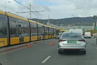 Kisteherautóval ütközött és kisiklott az 1-es villamos az Árpád hídon