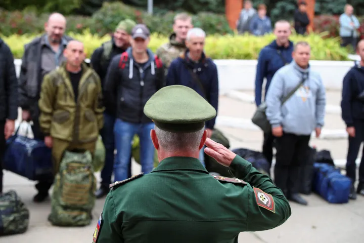 Egy orosz tiszt köszönti a mozgósítás miatt behívott tartalékosokat a volgográdi Volzsszkban – Fotó: Kirill Braga / Reuters