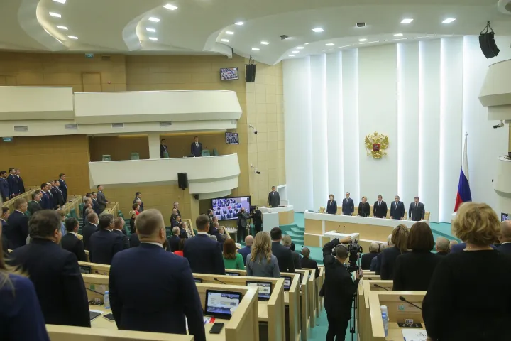 Himnuszt éneklő képviselők az orosz parlament felsőházának plenáris ülésén Moszkvában 2022. október 4-én, miután a Szövetségi Tanács az ülésen ratifikálta a négy, orosz ellenőrzés alá került ukrajnai régió Oroszországhoz való "csatlakozásáról" szóló szerződéseket – Fotó: Orosz Szövetségi Tanács sajtószolgálata / AP / MTI