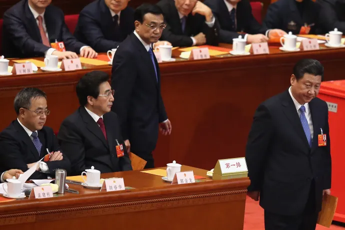Hszi Csin-ping kínai elnök (jobbra, elöl) és Li Ko-csiang miniszterelnök indulnak leadni szavazatukat a kínai államtanács jelölő szavazásán. Mellettük Hu Csun-hua, korábban Kuangtung tartomány párttitkára, jelenleg miniszterelnök-helyettes és Guo Csin-long, Peking város kommunista párttitkára az Országos Népi Kongresszus hatodik plenáris ülésén, 2013. március 16-án, Pekingben – Fotó: Feng Li / Getty Images