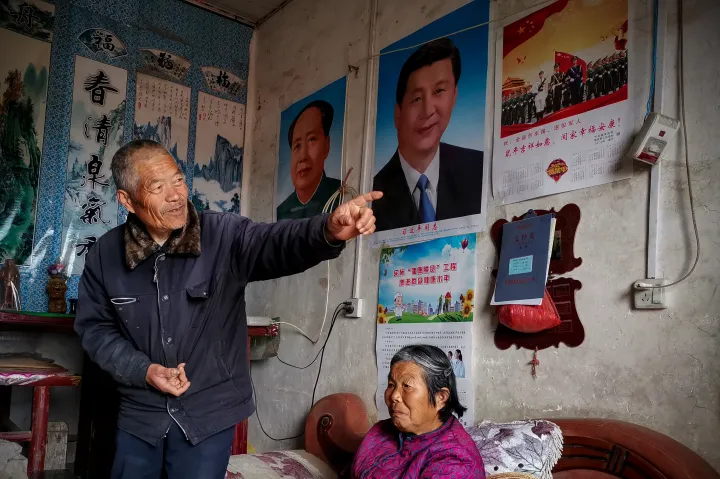 Hszi Csin-ping és Mao portréja egy idős házaspár otthonában Kína Anhuj tartományában, 2020. március 27-én. Sokan a vezetők iránti tiszteletüket fejezik ki azzal, hogy a lakásukban is kiakasztják képüket – Fotó: Sheldon Cooper / SOPA Images / LightRocket / Getty Images