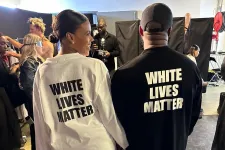 „White Lives Matter” feliratú pólóban jelent meg Kanye West a párizsi divathéten