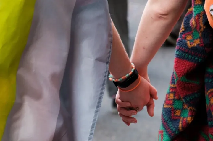 Szlovéniában engedélyezik az azonos nemű pároknak a házasságot és az örökbefogadást