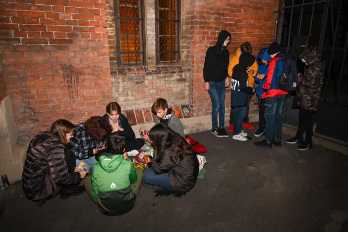 A Toldy Gimnázium előtt diákok virrasztanak, Szolnokon három iskola tanárai flashmobot szerveztek