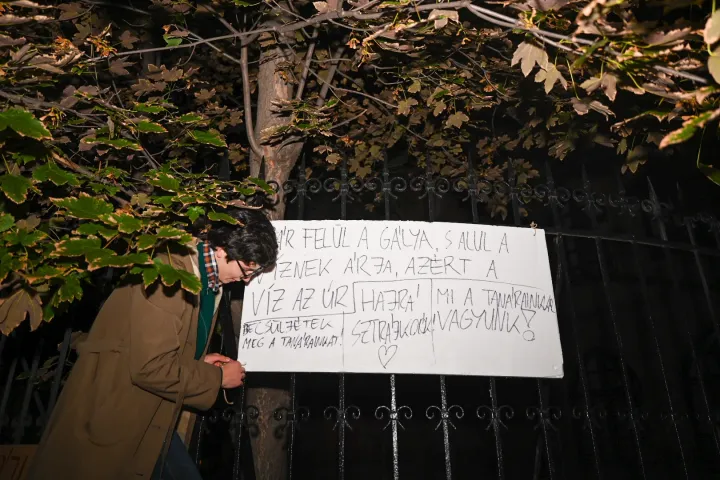 A Toldy Gimnázium diákjai üzeneteket ragasztottak az iskola kerítésére – Fotó: Melegh Noémi Napsugár / Telex