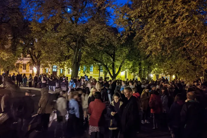 „A diákoknak kell kiállniuk a tanáraikért, mert már ennyire tarthatatlan a helyzet” – több százan tüntettek Pécsen