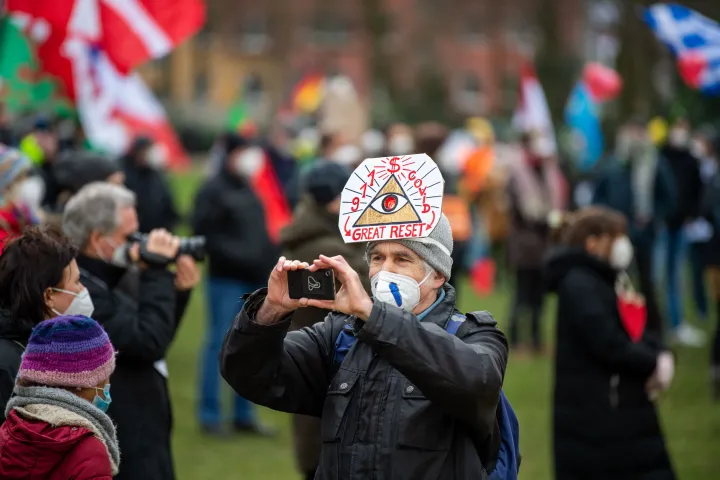 Résztvevő egy, a kormány koronavírus-járvány kezelését bíráló németországi tüntetésen Osnabrückben – Fotó: Lino Mirgeler / AFP