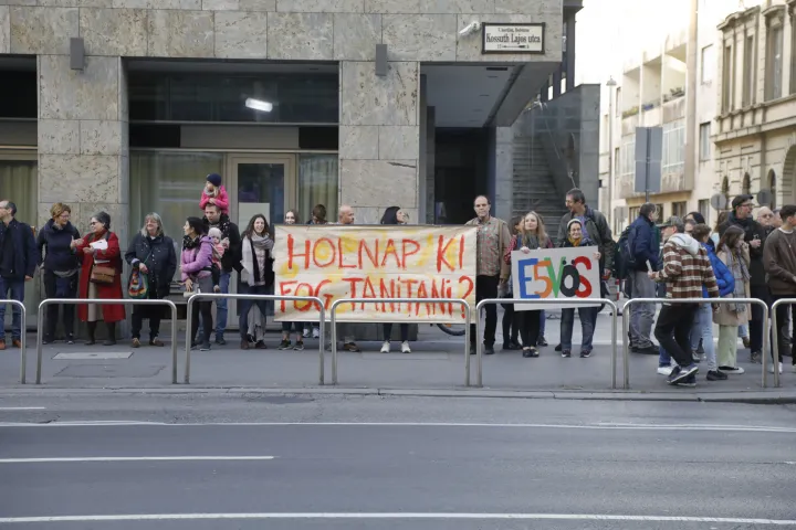 Tüntetések, Origo-verzió: öt tanár nem dolgozott, kirúgták őket, ezért most káosz és dugó van, és Gyurcsány