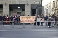 Tüntetések, Origo-verzió: öt tanár nem dolgozott, kirúgták őket, ezért most káosz és dugó van, és Gyurcsány