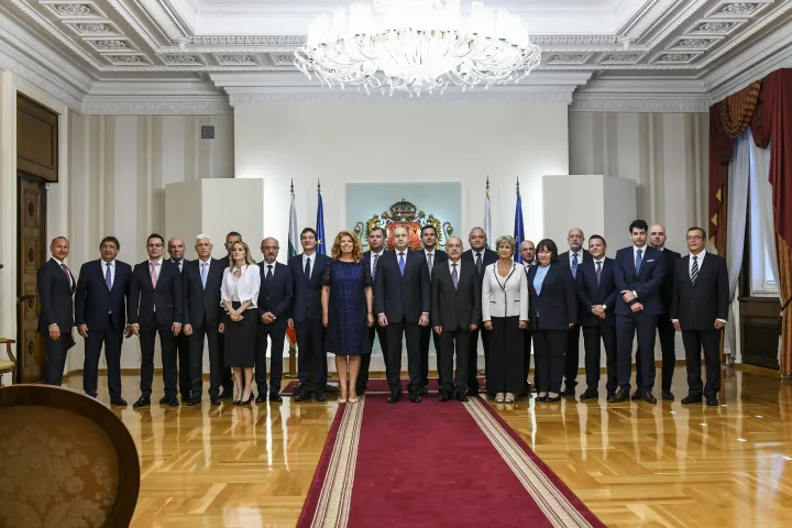 Rumen Radev bolgár elnök fotója a Galab Donev miniszterelnökkel felálló ügyvezető kormány tagjaival – Fotó: Georgi Paleykov / NurPhoto / Getty Images