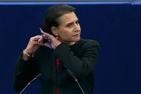 Szolidaritásból levágta a haját az Európai Parlament ülésén egy svéd képviselő