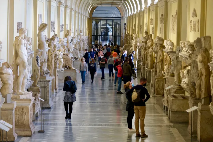 Mellszobrokat vágott a földhöz egy zavarodott turista a Vatikáni Múzeumban