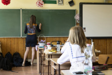 Egy dolog, hogy elértéktelenedett a bérük, de össze is omlott az oktatás körülöttük