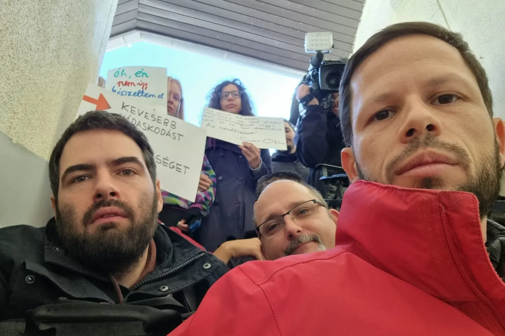 Tordai Bencét és Jámbor Andrást is elrángatták a rendőrök egy budapesti kilakoltatás elleni élőláncról, Tordai ujja eltört