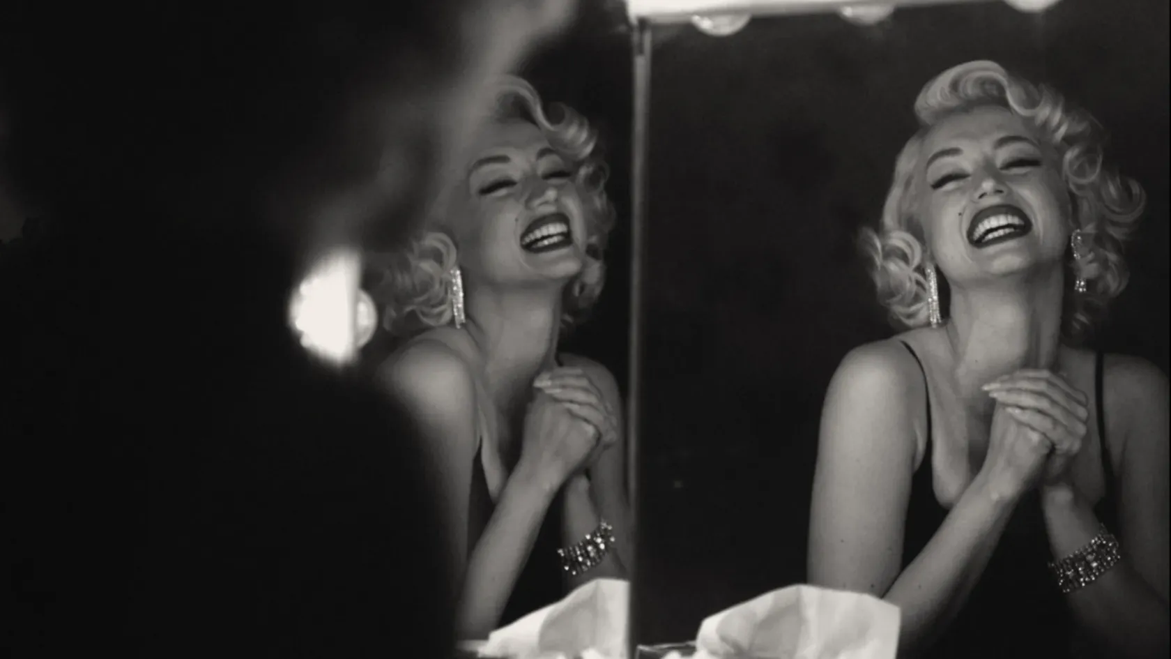 Túlzó, elnyújtott, ízléstelen giccsvihar lett a Marilyn Monroe-film