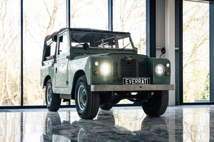 A villanyosított Land Rover Series IIA-ba 60 kilowattóra kapacitású akkumulátor kerül, motorteljesítménye az eredeti kétszerese és az ős-terepjáró továbbra is összkerékhajtású Fotó: Everrati