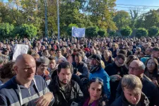 Közel ezren tüntettek a Karinthy Frigyes Gimnázium tanárai mellett az egyik tankerületi központ előtt