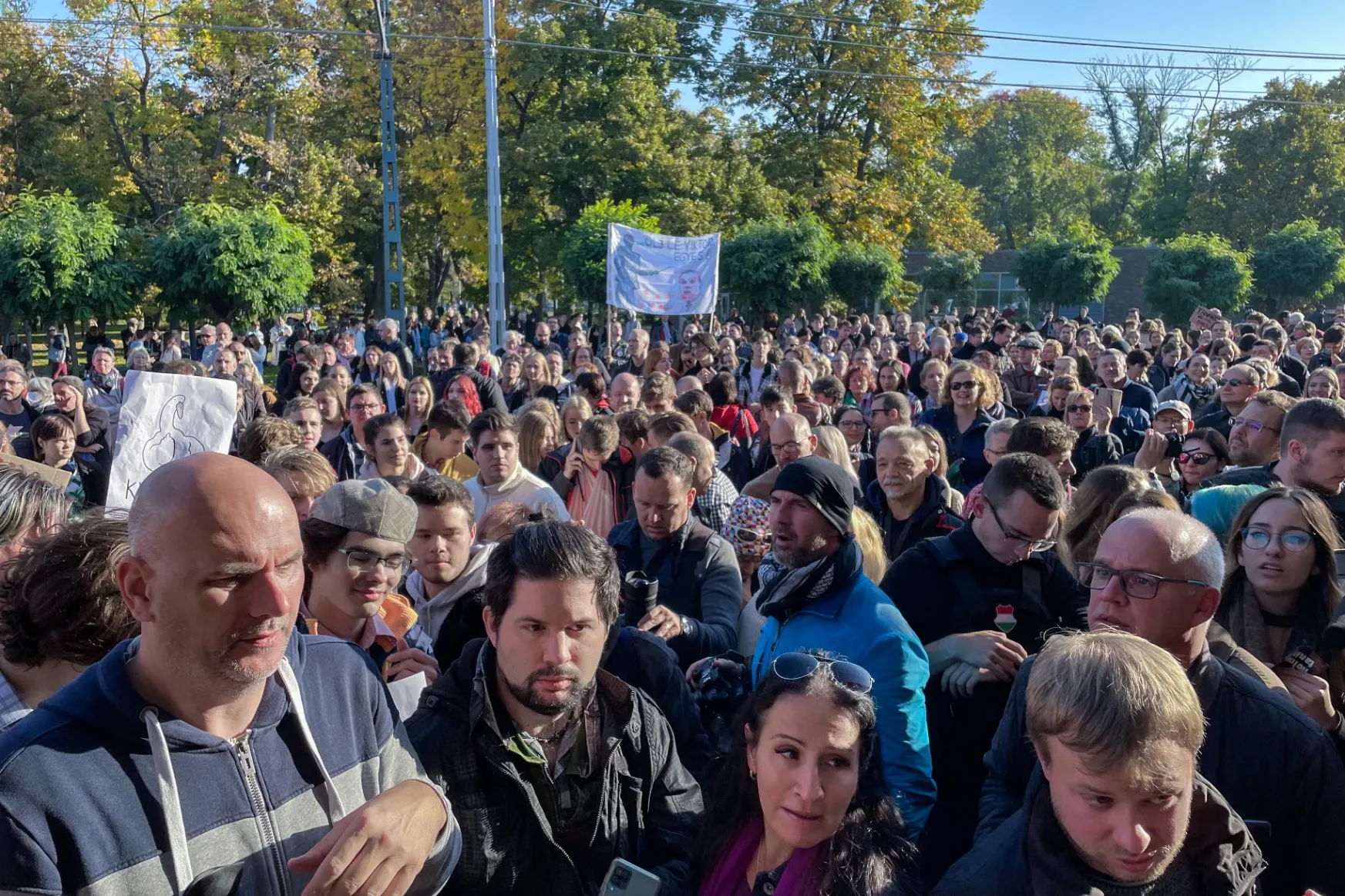 Közel ezren tüntettek a Karinthy Frigyes Gimnázium tanárai mellett az egyik tankerületi központ előtt