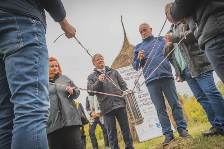 Középen Fenyvesi Zoltán Fidesz-KDNP-képviselő és Fábry Szabolcs, Nagyvázsony polgármestere – Fotó: Kárpát-medencei Kinizsi Szövetség / Nagyvázsony Facebook-oldala