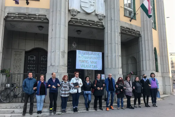 A Szent László Gimnáziumnál is szülők várták a tankerület képviselőjét, aki végül nem jelent meg