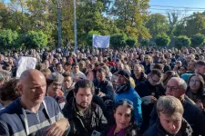 Close to a thousand people show up to support Budapest teachers warned for protesting