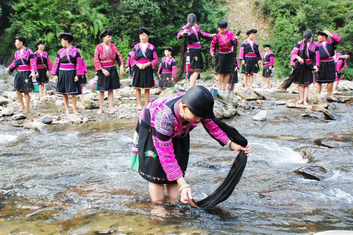 Egy ősi kínai törzsben élő nők haját életükben csak egyszer, a 18. születésnapjukon vágják le