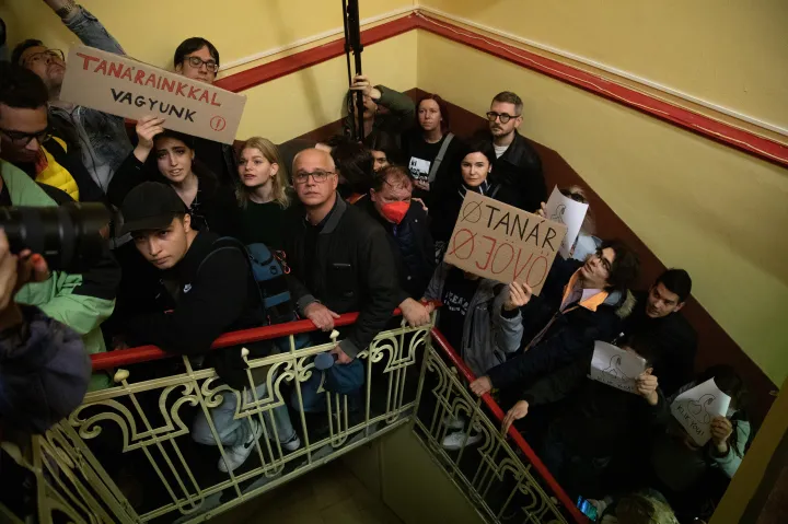 A tanárok egyenként, egymás után vették át a hivatalos figyelmeztetésről szóló leveleket, közben az épület lépcsőháza megtelt tiltakozókkal – Fotó: Hevesi-szabó Lujza / Telex