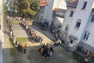 Flashmobbal tiltakoztak az Óbudai Gimnázium diákjai sztrájkoló tanáraik megfenyegetése ellen