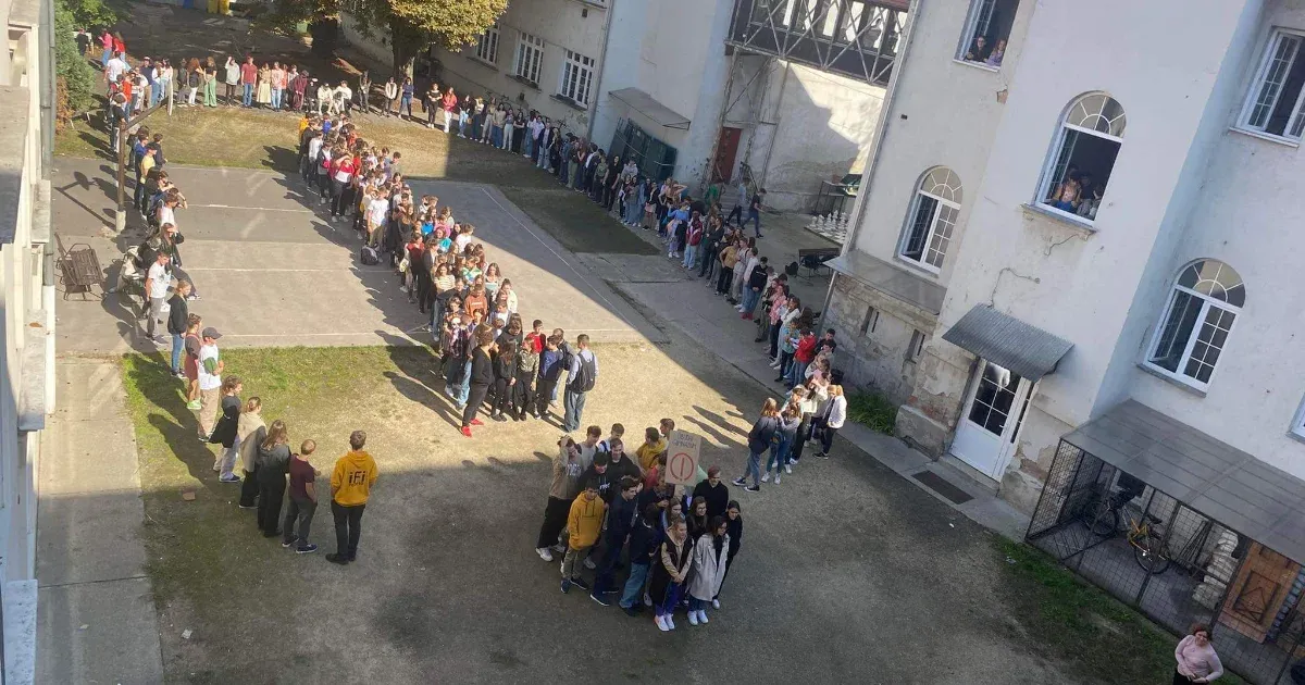 Flashmobbal tiltakoztak az Óbudai Gimnázium diákjai sztrájkoló tanáraik megfenyegetése ellen