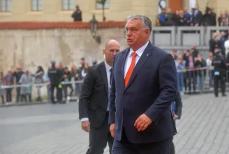 Videón, ahogy kifütyülik Orbánt a prágai tüntetők