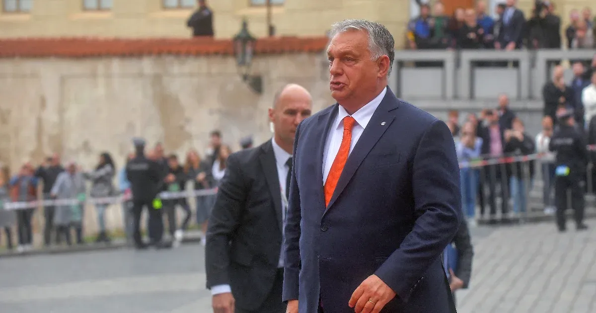 Videón, ahogy kifütyülik Orbánt a prágai tüntetők