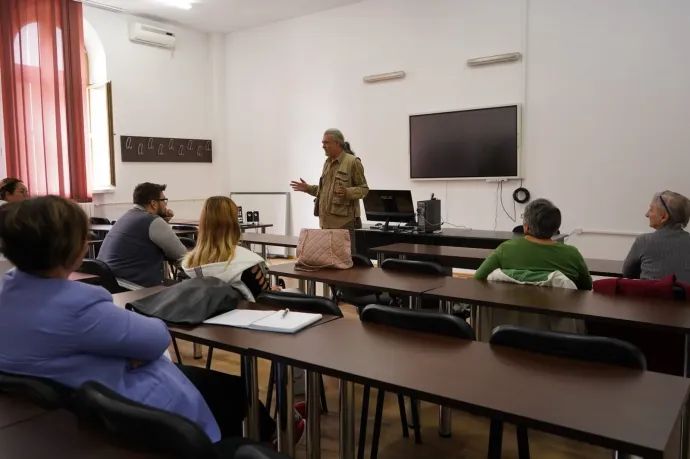Dan-Cătălin Predescu magyaráz a képzés résztvevőinek – Fotó: a galaci Aldunai Egyetem Facebook oldala
